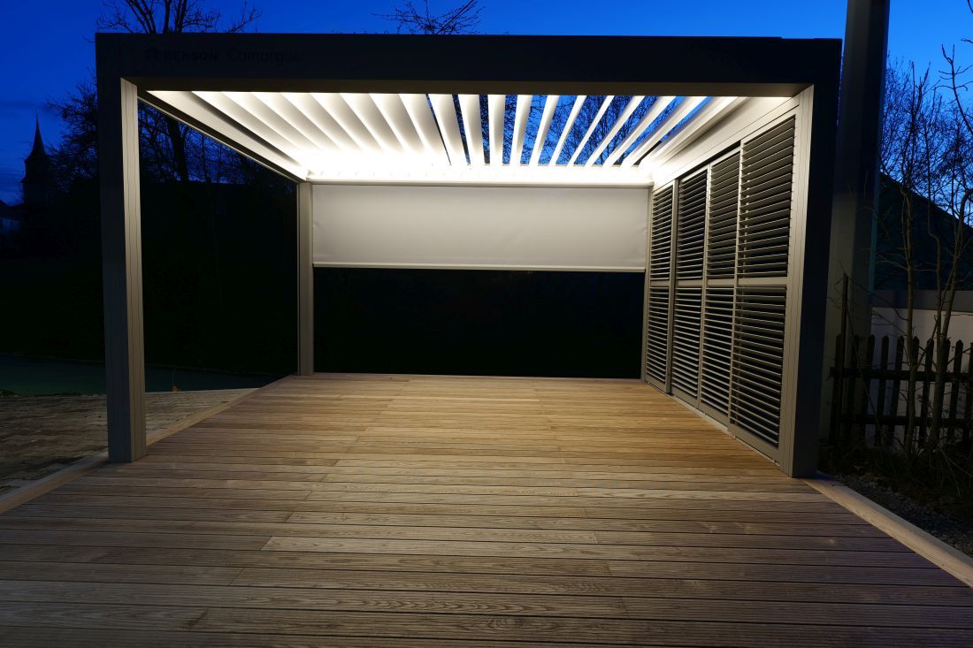 Pavillion mit Lamellendächer in Katzelsdorf vor einem Pool